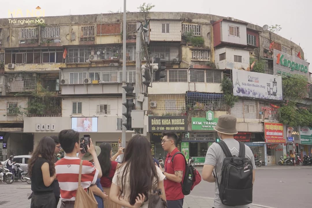 walking-tour-kien-truc-nha-tap-the (1).webp