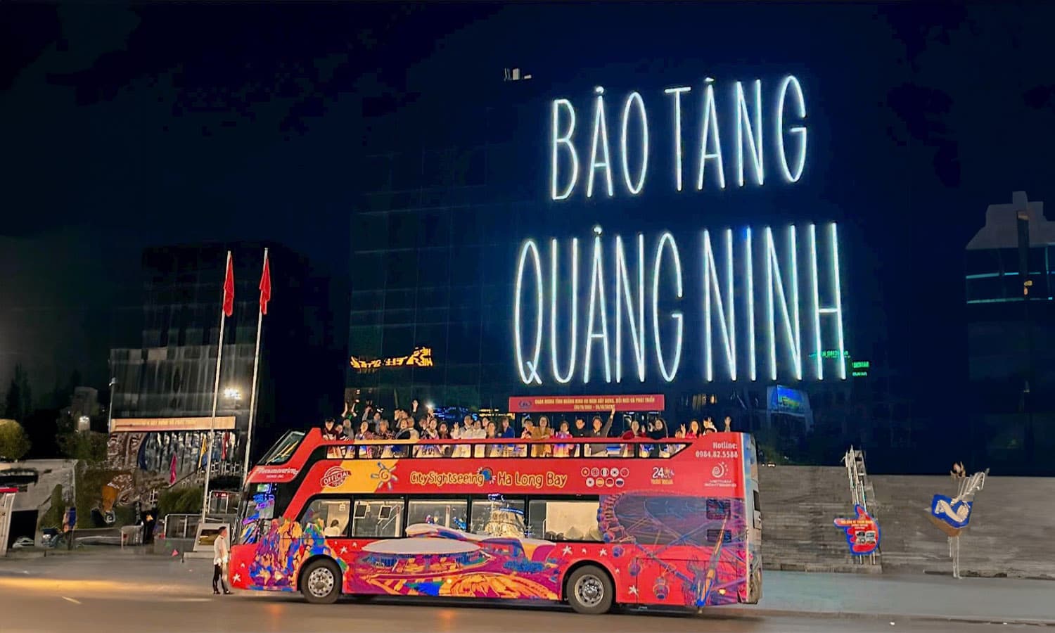 combo-tham-quan-bus-02-tang-va-bao-tang-dem-quang-ninh (1).jpg