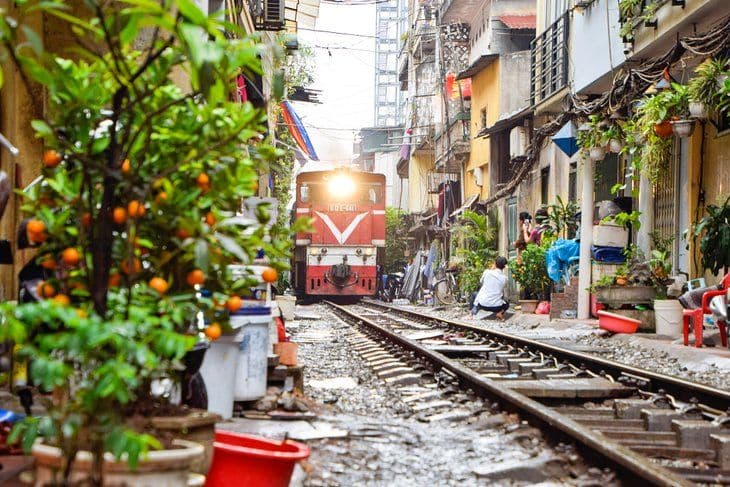 vietnam-hanoi-top-attractions-things-to-do-photograph-hanois-train-street.jpg